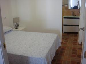 圣玛丽亚港Apartamento Caballo Sherry的一间带床的小卧室和一间浴室
