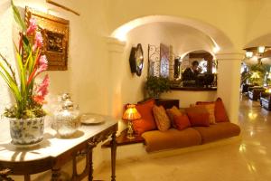 利马Antara Hotel & Suites - Miraflores的客厅配有沙发和桌子