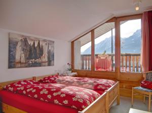 波斯基亚沃Poschiavo Suisse Hotel的一间卧室设有一张床和一个大窗户