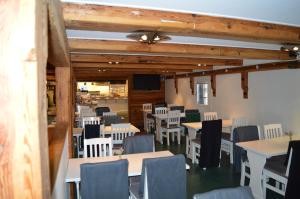 LjungsbroVreta Kloster Golfklubb的一间设有白色桌椅的用餐室