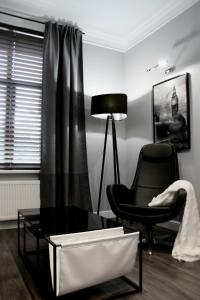博赫尼亚Regis Residence的客厅配有椅子和灯
