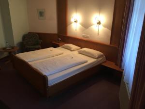 博克霍恩佐尔布彻酒店的一间卧室配有两张床、镜子和椅子