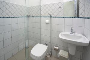 皮拉西卡巴Hotel São João的一间带卫生间和水槽的浴室