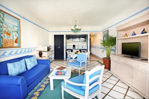 卡波圣卢卡斯Pueblo Bonito Los Cabos Blanco Beach Resort - All Inclusive的客厅配有蓝色的沙发和电视