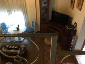 桑卢卡尔-德巴拉梅达德门丘旅馆的客厅配有桌子和电视