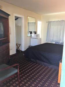 劳德代尔堡Vacation Inn Motel - Fort Lauderdale Airport的酒店客房,配有床和电视