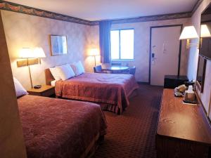 Valley Green哈里斯堡-纽克超值汽车旅馆的酒店客房设有两张床和一张桌子。
