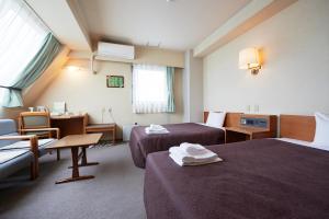烧津市烧津站前精选旅馆的酒店客房配有两张床和一张书桌