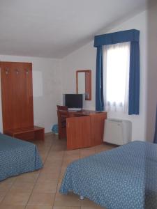 博萨伊索拉罗萨酒店的一间卧室设有两张床、一张桌子和一个窗口。