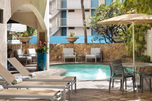 Coconut Waikiki Hotel内部或周边的泳池