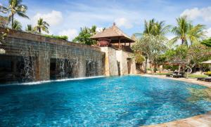 金巴兰AYANA Resort Bali的一座房子前面带瀑布的游泳池
