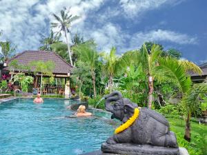 乌布布库旅馆的游泳池里大象的雕像