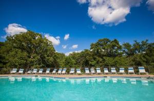 Willow Spring特克索马湖露营地度假村小屋4号假日公园的一个带椅子和蓝天的大型游泳池