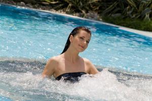 阿巴诺泰尔梅奎希桑纳温泉酒店的年轻的女人在游泳池里