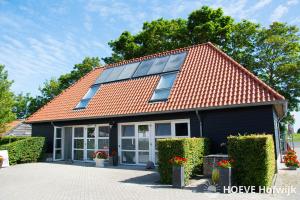 坎珀兰Hoeve Hofwijk的一座带橙色屋顶的房屋
