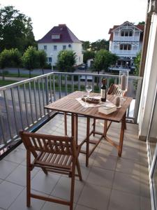 巴贝Strandstraße by Rujana的阳台上配有一张木桌和两把椅子