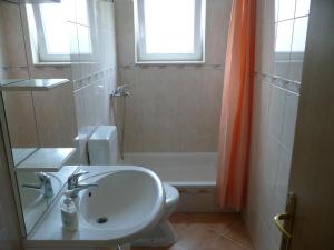扎达尔Apartments Toni, Borik的一间带水槽、卫生间和淋浴的浴室