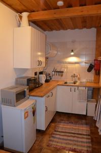 特尔乔夫Drevenička Jakubko的小厨房配有白色橱柜和水槽