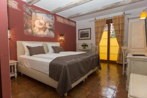 鲁斯特安达卢兹埃尔勒布尼斯四星级酒店 - 欧罗巴游乐园和埃尔勒布尼斯度假村的一间卧室配有一张壁画床
