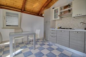佩斯科勒海滨Mansarda Canarina的一间厨房,里面配有桌椅