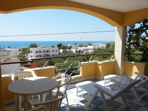 佩斯科勒海滨Mansarda Canarina的阳台配有桌椅,享有海景。