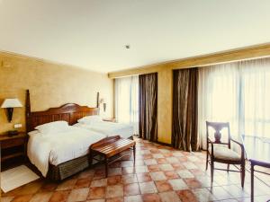 CintruénigoHotel Maher的酒店客房,配有两张床和椅子