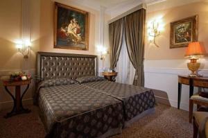 罗马特雷维精品酒店的一间卧室,卧室内配有一张大床