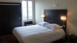 图勒欧洲酒店的卧室配有一张带两个枕头的大白色床