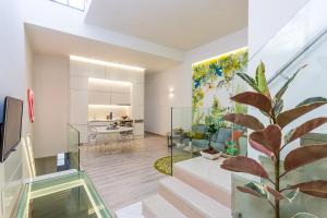 罗希姆诺Mediterraneo Suite Home的客厅,设有种植了盆栽植物的楼梯