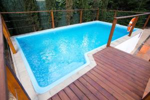 莫勒山谷博塔思屋塔酒店的一个带木甲板的游泳池