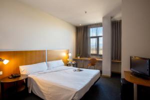 莫勒山谷博塔思屋塔酒店的配有一张床和一台平面电视的酒店客房