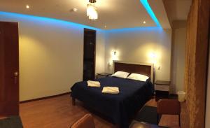 胡利亚卡套房之家酒店的一间卧室配有一张蓝色灯床