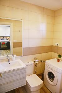 库列拉Villa de Mediterraneo Cullera的浴室配有卫生间水槽和洗衣机。