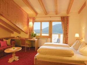 瓦尔道拉马库斯霍3***S酒店的酒店客房配有两张床和一张书桌