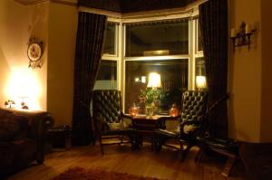 绍斯波特莱斯特酒店的客厅配有桌椅和窗户。