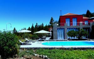 蒂哈拉费Villa Atlantico - beheizter Pool, Sauna的房屋前有游泳池的房子
