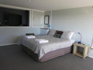 怀希比奇阿塔拉亚公寓的一间卧室配有一张床,上面有两条毛巾