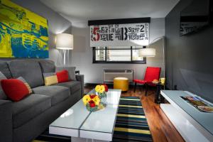 Staypineapple, Hotel FIVE, Downtown Seattle的休息区