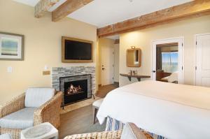 半月湾米拉马尔海滩龙柏酒店的带一张床和壁炉的房间