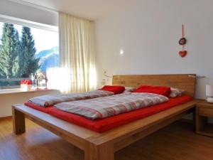 奥伯斯特多夫Ferienwohnung Vormann的一间卧室设有一张木床和大窗户