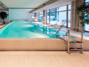 索尔达克里斯塔罗酒店的游泳池,位于带泳池导览器的酒店客房内