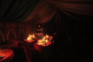 扎古拉卡里姆·哈拉酒店的一群人坐在带蜡烛的房间里