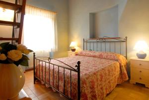 FermignanoAgriturismo Verziere的一间卧室配有床和花瓶
