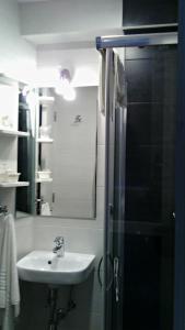圣地亚哥－德孔波斯特拉Hostal Campo de Estrelas的带淋浴和盥洗盆的浴室