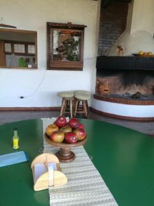 El TejarBosque Macadamia的餐桌上放有水果盘的桌子,壁炉