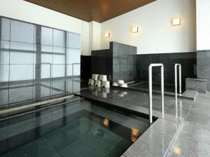 日光日光站经典酒店的一座带玻璃墙的建筑中的游泳池