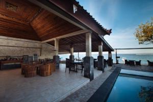 蓝梦岛普里努沙海滩酒店的一个带游泳池和餐厅的一个度假胜地