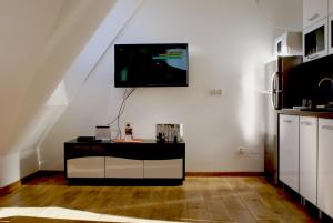 考斯赛力克Apartament Słoneczny Koscielisko的一间客厅,在白色的墙上配有电视