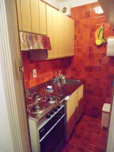 塞斯特雷Soleil Apartment的小厨房配有炉灶和水槽