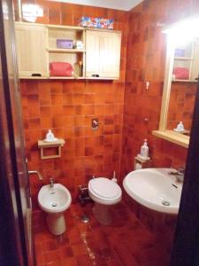 塞斯特雷Soleil Apartment的一间带卫生间和水槽的浴室